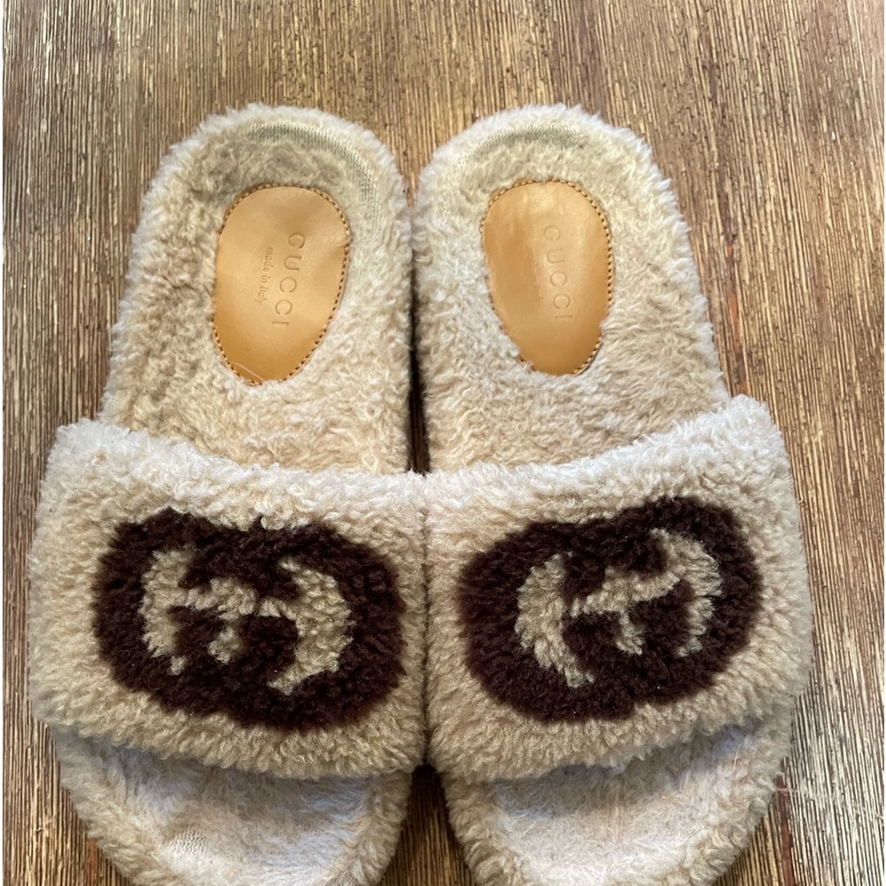 Gucci Kids
Interlocking G pool slides
